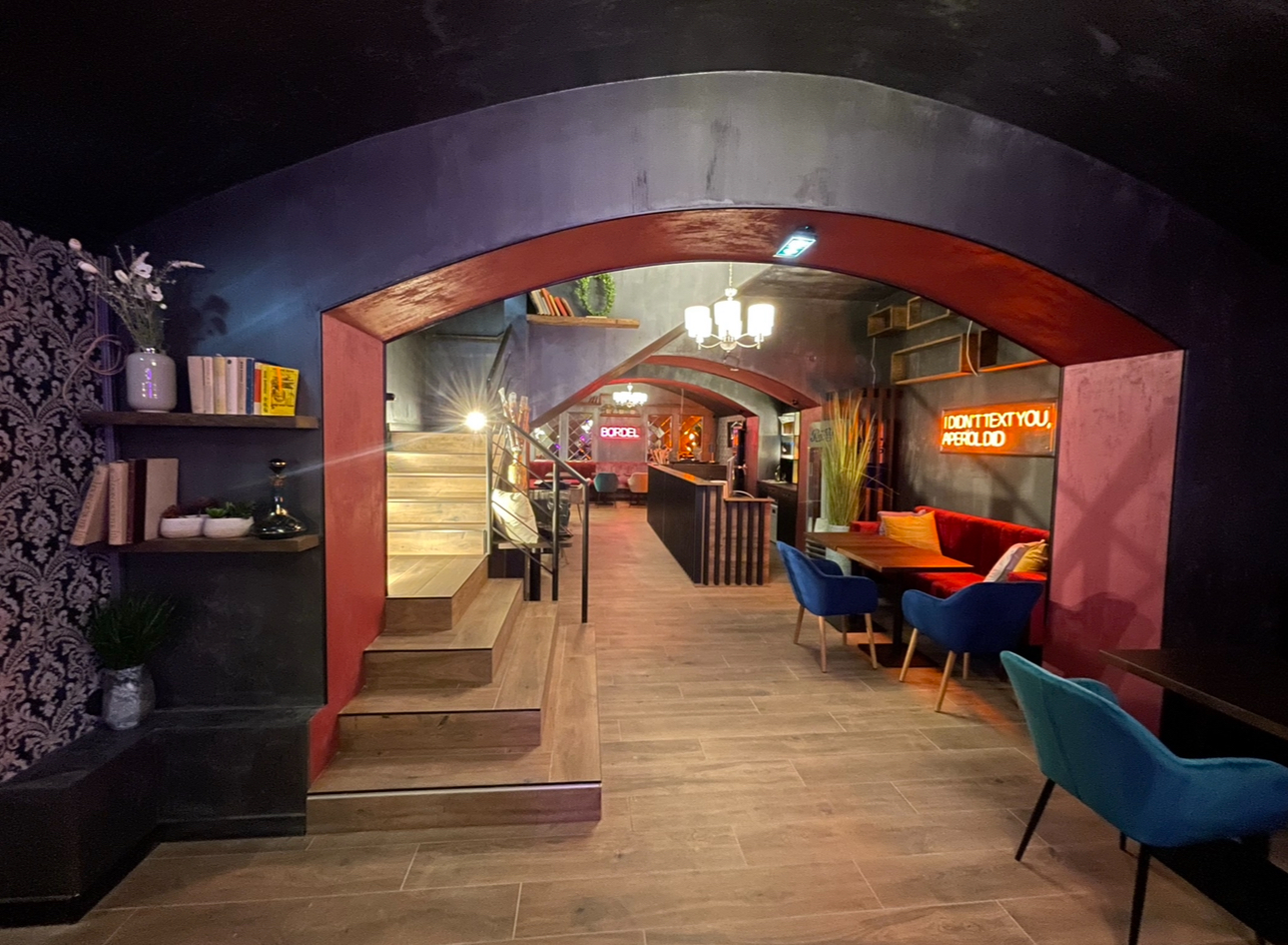 Rekonstrukce Lounge Baru - Granat 